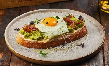 Avokado Humuslu Bruschetta